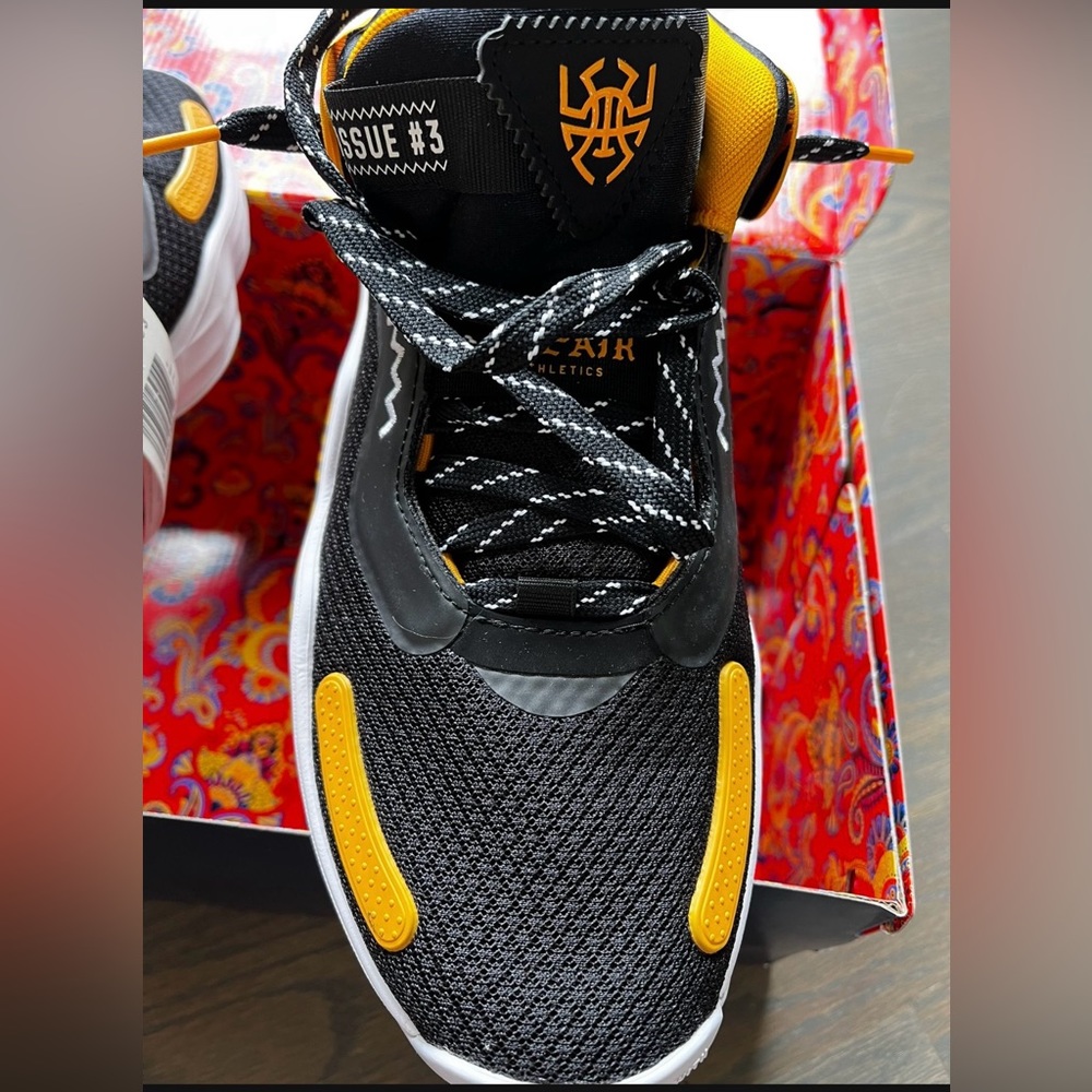 Adidas -basketball shoes -Never been worn
New 
Original tag and box 
9.5